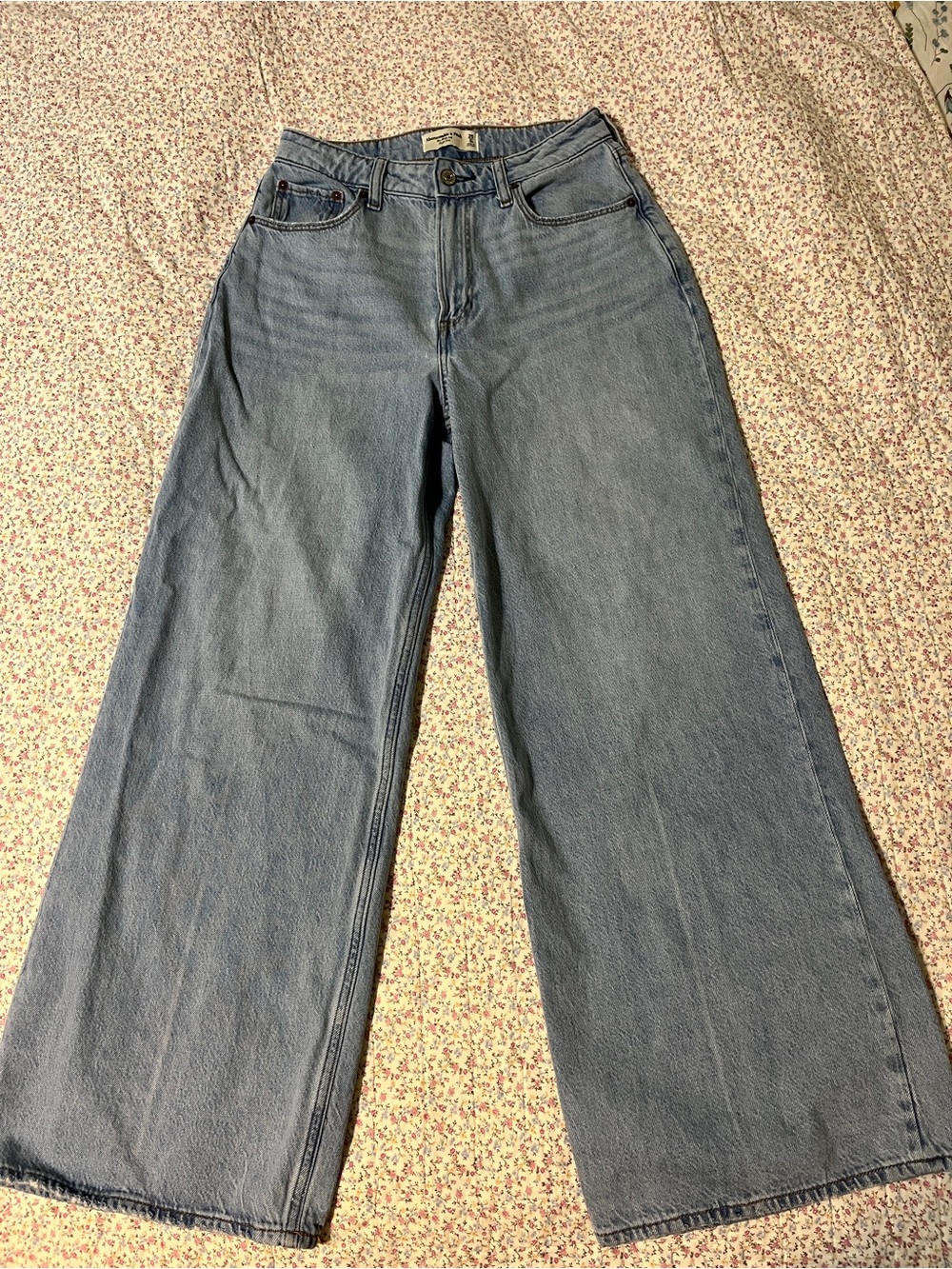 Abercrombie & Fitch Curve Love Wide-Leg Jeans in Light Wash Blue. Size 25